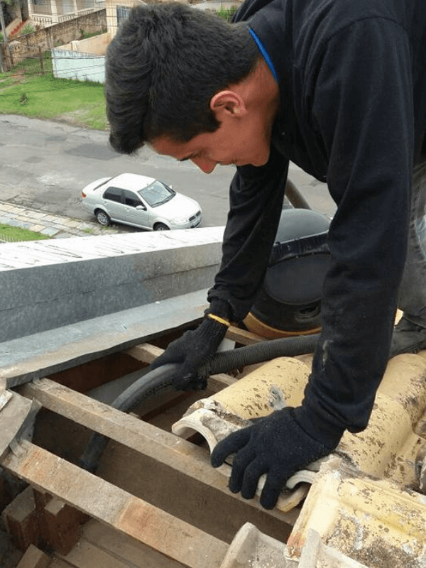 Realizando limpeza de forro em pinhais